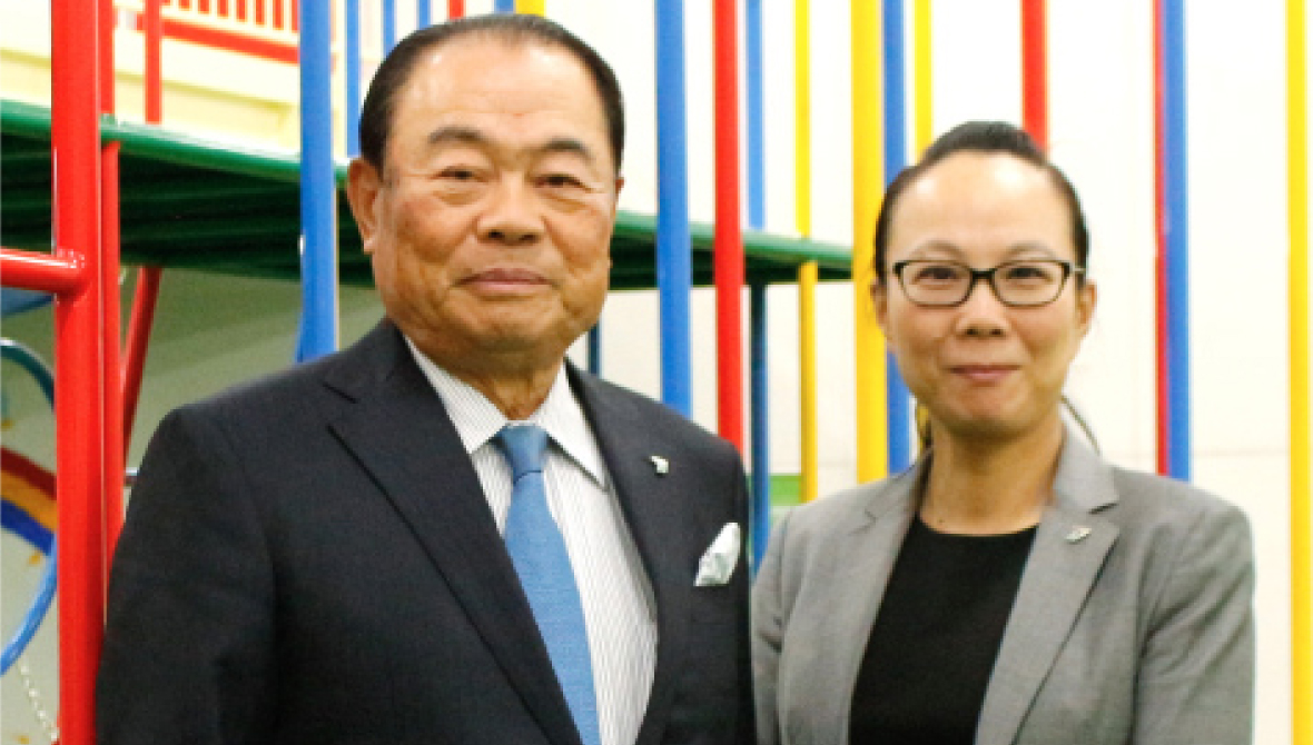 （左）会長 吉川靜雄/（右）社長 居関和江