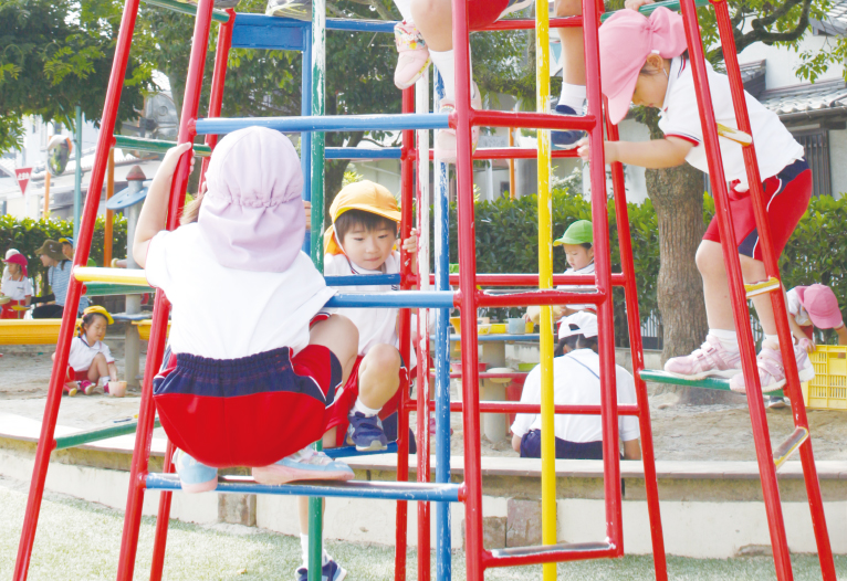 低年齢児も木登り遊びに挑戦