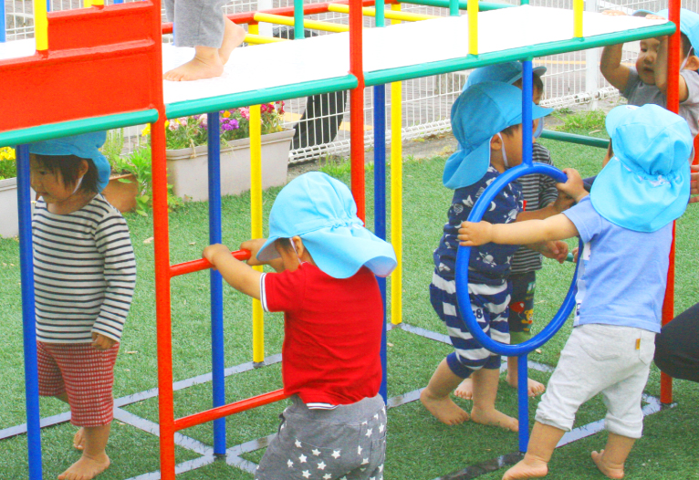 狭い空間を動き回る