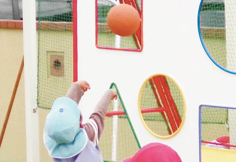 近くから投げる